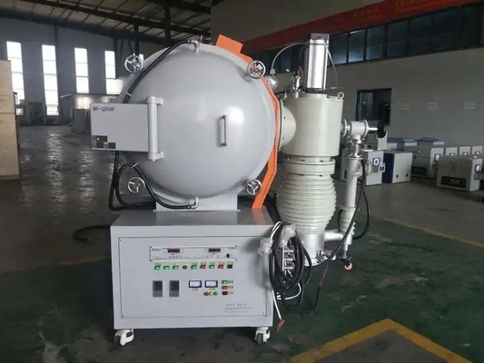 Un four de vide utilisé dans une usine pour des pièces en métal d'agglomération à température élevée