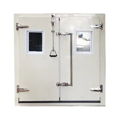 Promenade d'assurance de sécurité de laboratoire dans la chambre climatique avec le marteau de sécurité de pente