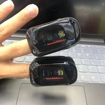 Oxymètre tenu dans la main d'impulsion de doigt avec l'écran de TFT OLED de couleur